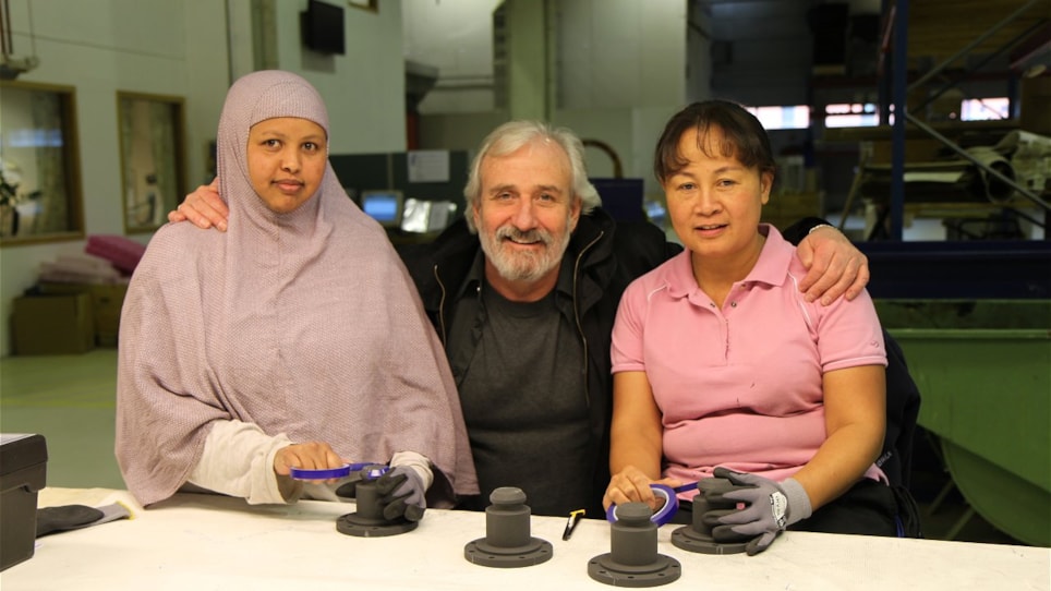 Thor Velta, teamleder i Nopro, sammen med Fadumo Nuur Mahammed (t.v.) fra Somalia og Chotima Møller fra Thailand. 